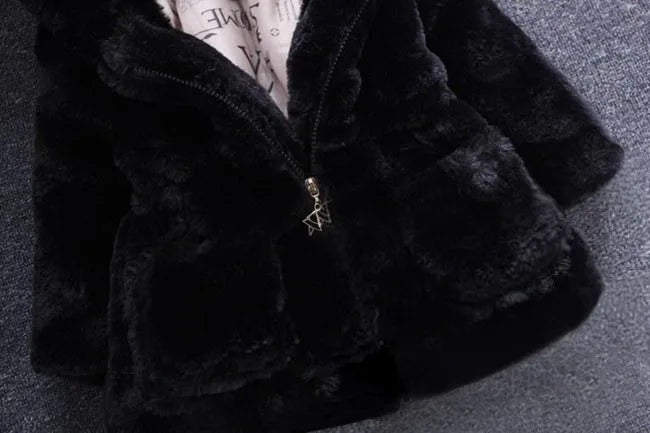 Kinder Weihnachts Plüschmantel mit Kunstfell & Kapuze - Warm & Festlich - 1-7 Jahre