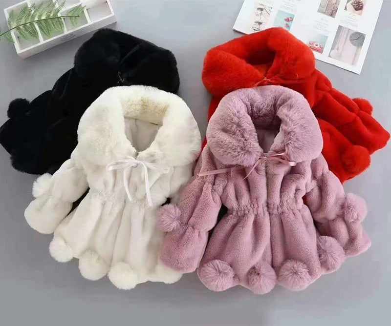 Mädchen Winter Plüschmantel mit Kunstfell & Pompons - Warm & Weich - 1-7 Jahre