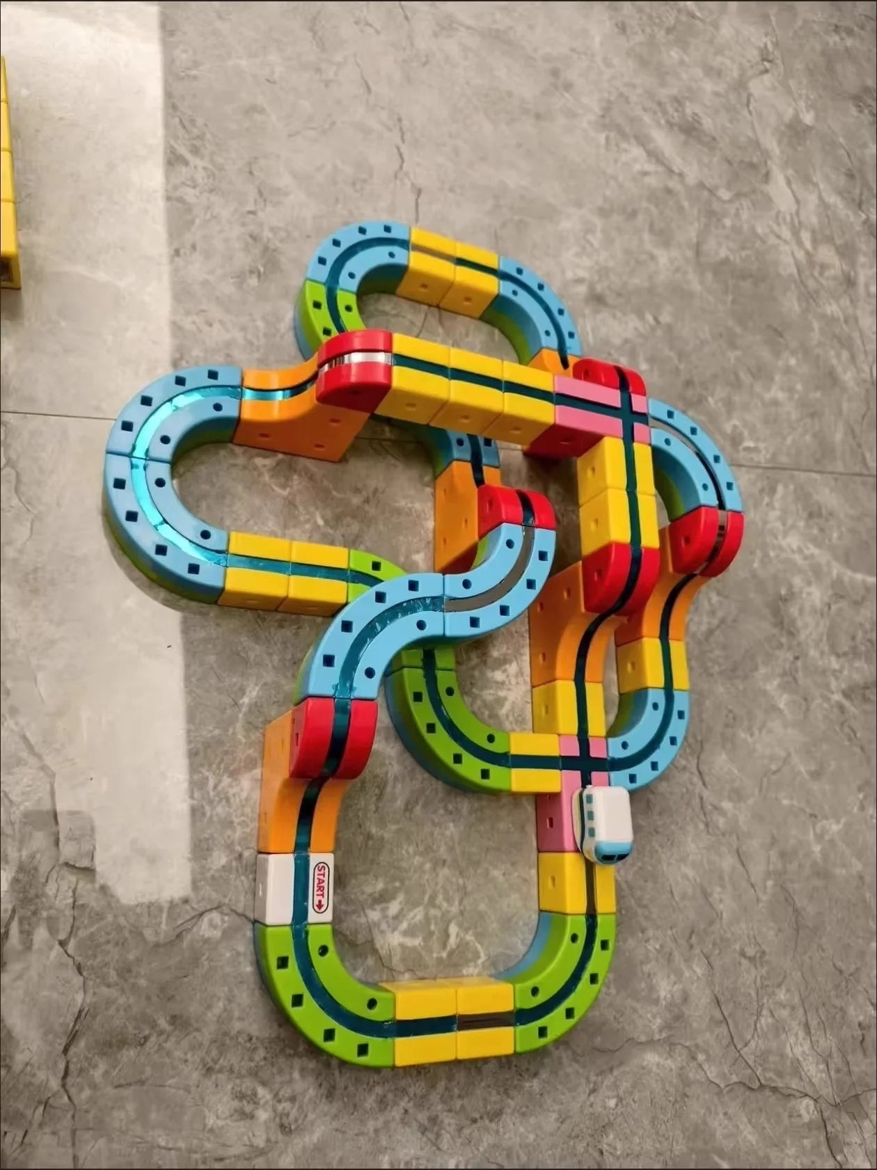 Elektrisches Magnetschienen-Set mit Anti-Schwerkraft-Fahrzeugen – 100+ Stück Vorbau-Bauspielzeug, kreative DIY-Eisenbahn für Kinder, Geschenkspielzeug