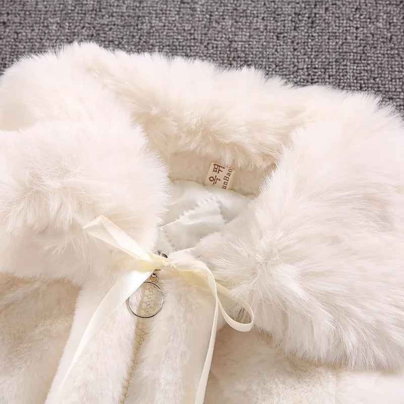 Mädchen Winter Plüschmantel mit Kunstfell & Pompons - Warm & Weich - 1-7 Jahre